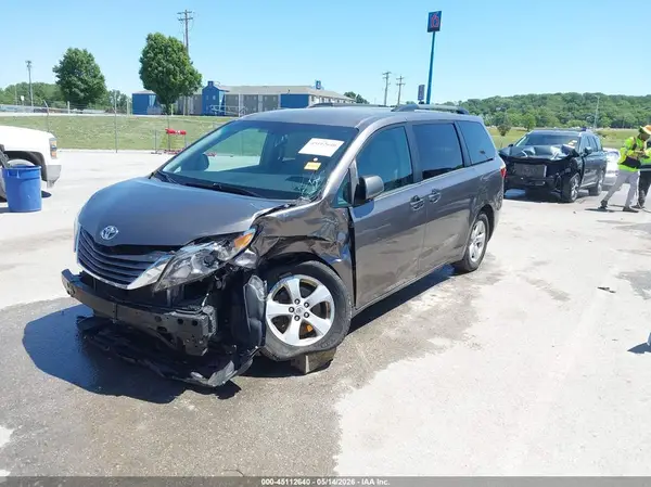 5TDKZ3DC6HS800928 2017 TOYOTA SIENNA - Image 2