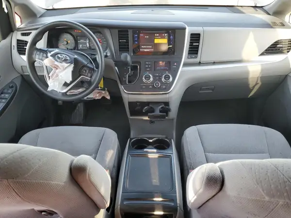 5TDKZ3DC6HS806065 2017 TOYOTA SIENNA - Image 8