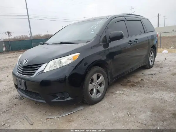 5TDKZ3DC6HS807992 2017 TOYOTA SIENNA - Image 2