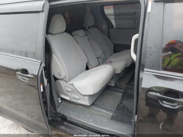 5TDKZ3DC6HS807992 2017 TOYOTA SIENNA - Image 8