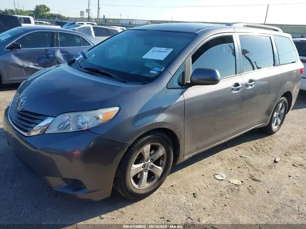 5TDKZ3DC6HS808088 2017 TOYOTA SIENNA - Image 2