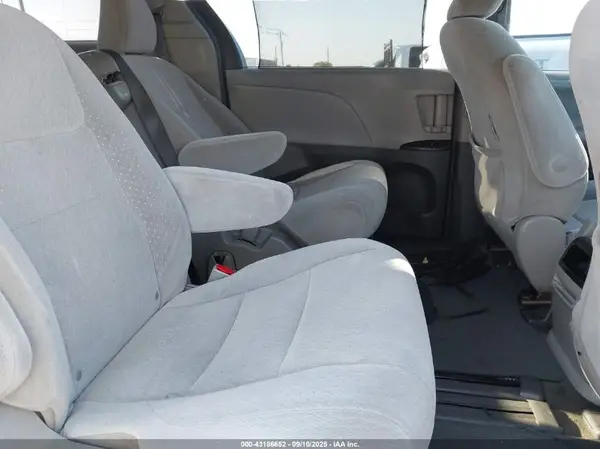 5TDKZ3DC6HS808088 2017 TOYOTA SIENNA - Image 8
