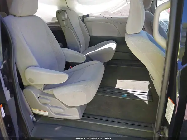 5TDKZ3DC6HS809760 2017 TOYOTA SIENNA - Image 8