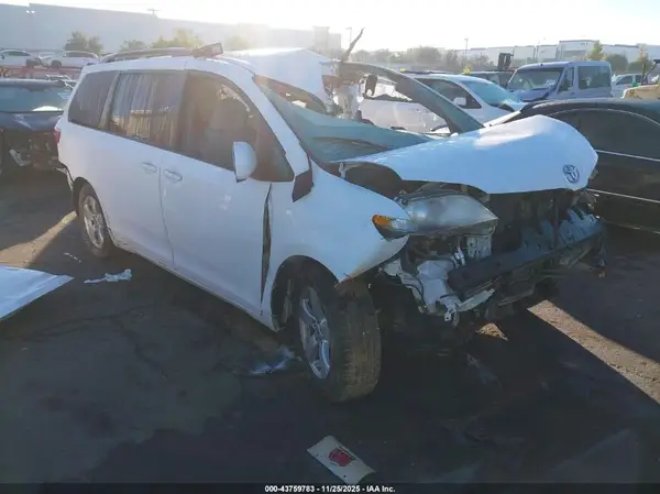 5TDKZ3DC6HS813226 2017 TOYOTA SIENNA - Image 1