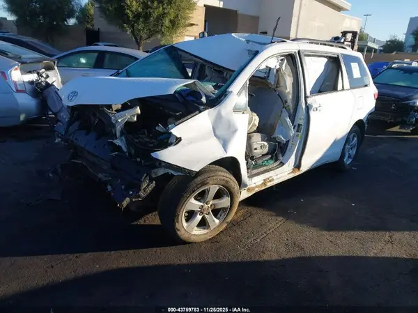 5TDKZ3DC6HS813226 2017 TOYOTA SIENNA - Image 2