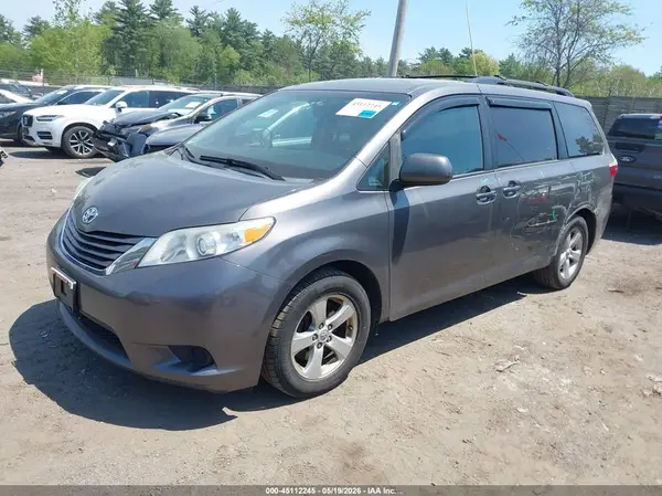 5TDKZ3DC6HS816658 2017 TOYOTA SIENNA - Image 2