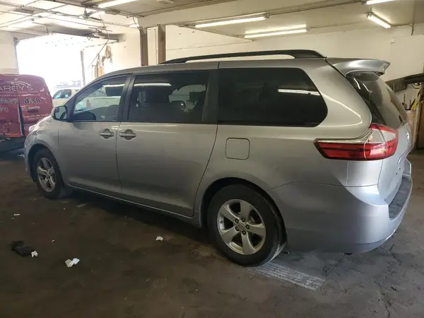 5TDKZ3DC6HS818345 2017 TOYOTA SIENNA - Image 2
