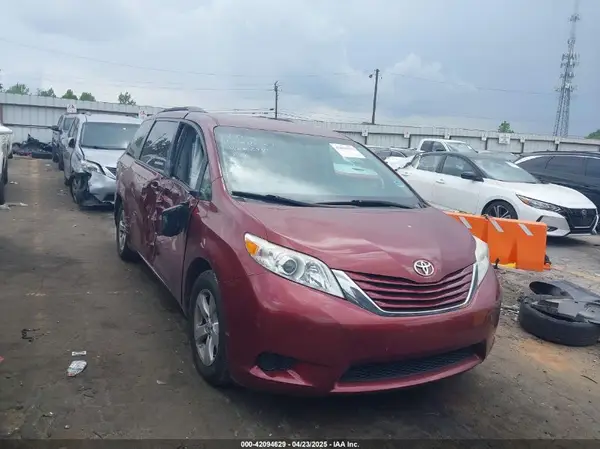 5TDKZ3DC6HS822945 2017 TOYOTA SIENNA - Image 1