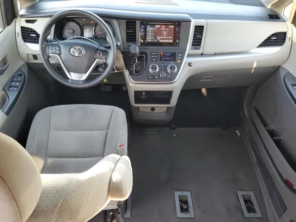 5TDKZ3DC6HS825022 2017 TOYOTA SIENNA - Image 8