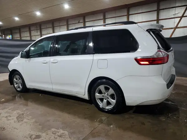 5TDKZ3DC6HS828759 2017 TOYOTA SIENNA - Image 2