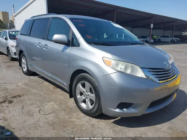 5TDKZ3DC6HS829782 2017 TOYOTA SIENNA - Image 1