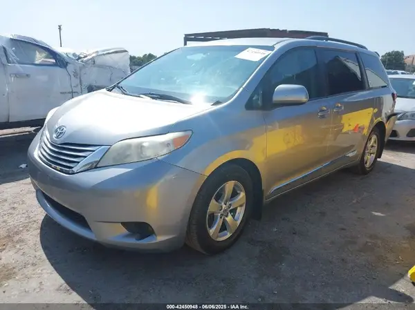 5TDKZ3DC6HS829782 2017 TOYOTA SIENNA - Image 2
