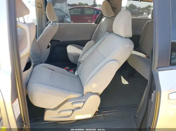 5TDKZ3DC6HS829782 2017 TOYOTA SIENNA - Image 8