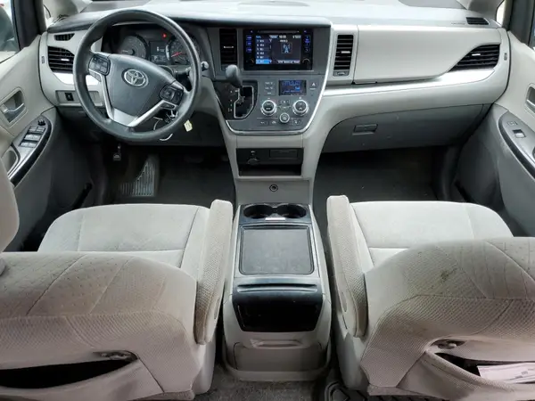 5TDKZ3DC6HS829877 2017 TOYOTA SIENNA - Image 8
