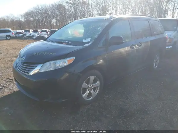 5TDKZ3DC6HS830737 2017 TOYOTA SIENNA - Image 2