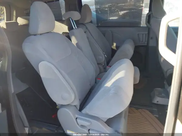 5TDKZ3DC6HS830737 2017 TOYOTA SIENNA - Image 8