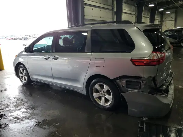 5TDKZ3DC6HS830883 2017 TOYOTA SIENNA - Image 2