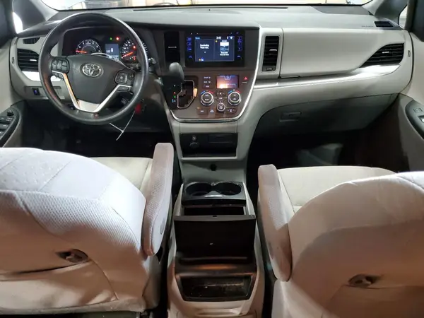 5TDKZ3DC6HS830883 2017 TOYOTA SIENNA - Image 8