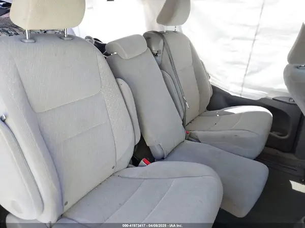 5TDKZ3DC6HS830933 2017 TOYOTA SIENNA - Image 8