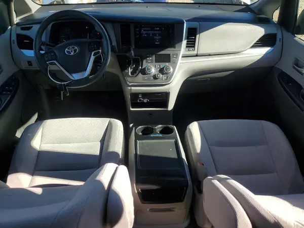 5TDKZ3DC6HS833525 2017 TOYOTA SIENNA - Image 8