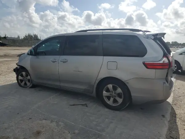 5TDKZ3DC6HS834710 2017 TOYOTA SIENNA - Image 2