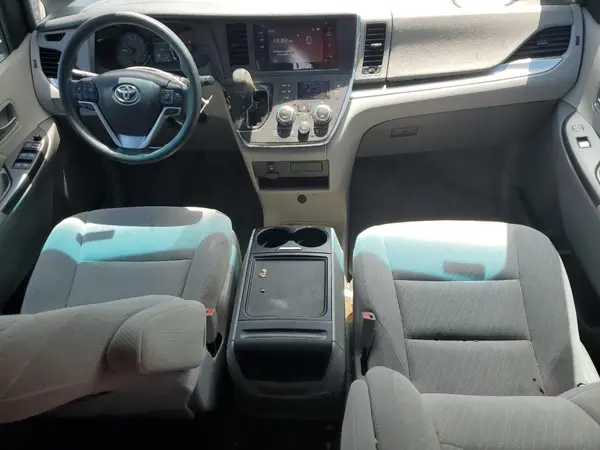5TDKZ3DC6HS834710 2017 TOYOTA SIENNA - Image 8