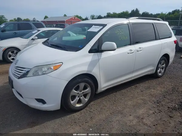 5TDKZ3DC6HS836439 2017 TOYOTA SIENNA - Image 2