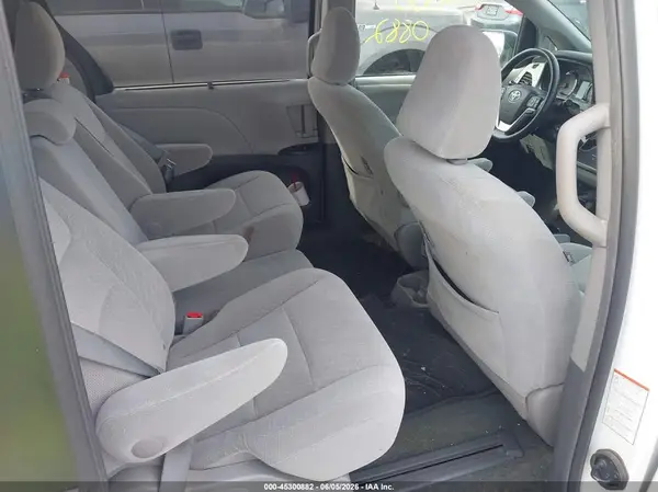 5TDKZ3DC6HS836439 2017 TOYOTA SIENNA - Image 8
