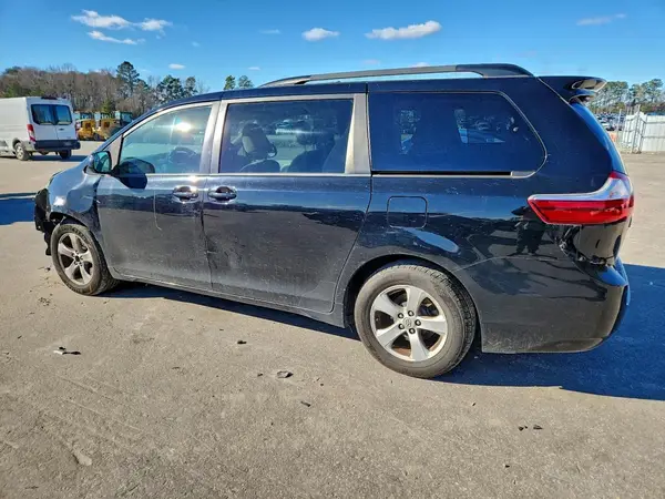 5TDKZ3DC6HS842502 2017 TOYOTA SIENNA - Image 2