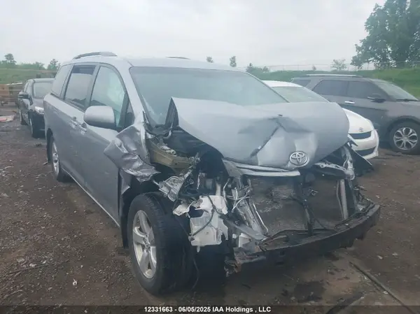 5TDKZ3DC6HS845254 2017 TOYOTA SIENNA - Image 1