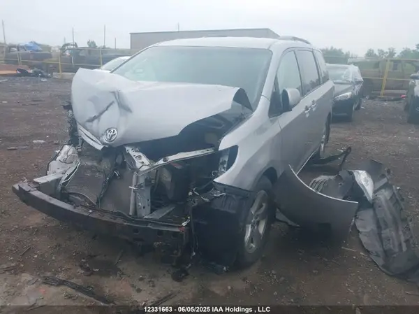 5TDKZ3DC6HS845254 2017 TOYOTA SIENNA - Image 2