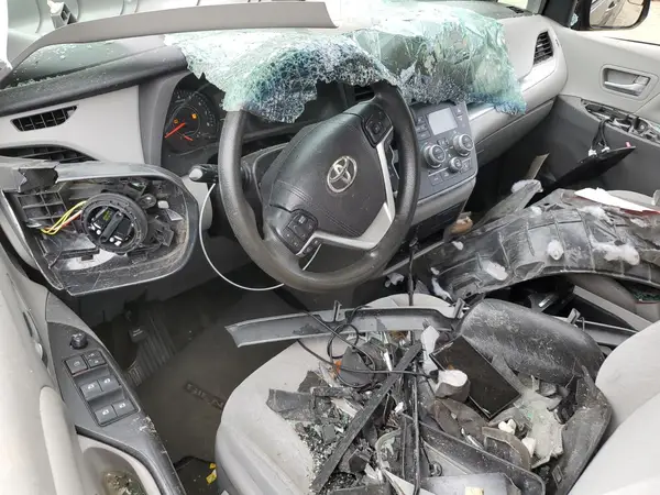 5TDKZ3DC6HS846050 2017 TOYOTA SIENNA - Image 8