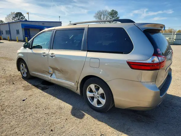 5TDKZ3DC6HS847957 2017 TOYOTA SIENNA - Image 2