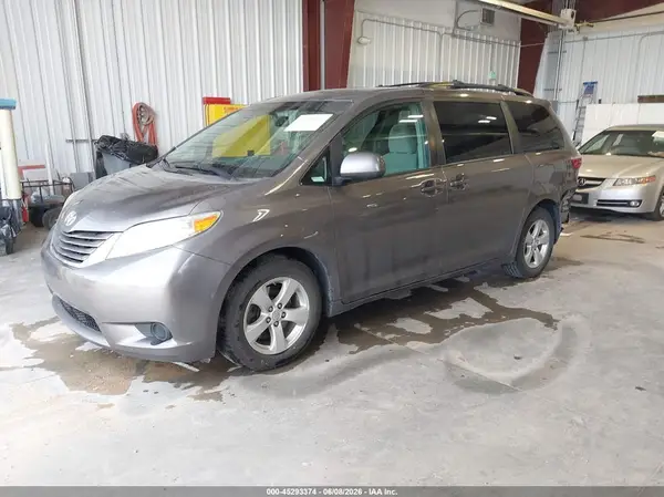 5TDKZ3DC6HS849725 2017 TOYOTA SIENNA - Image 2