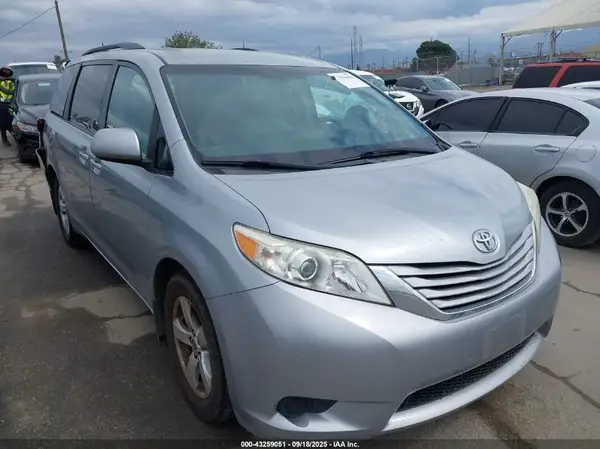 5TDKZ3DC6HS850566 2017 TOYOTA SIENNA - Image 1