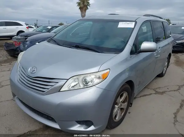 5TDKZ3DC6HS850566 2017 TOYOTA SIENNA - Image 2
