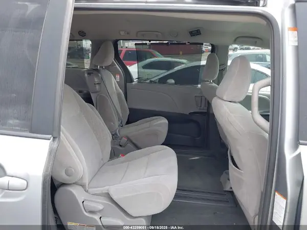5TDKZ3DC6HS850566 2017 TOYOTA SIENNA - Image 8