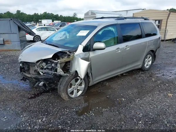 5TDKZ3DC6HS852978 2017 TOYOTA SIENNA - Image 2