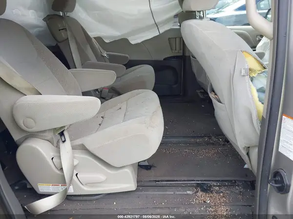 5TDKZ3DC6HS852978 2017 TOYOTA SIENNA - Image 8