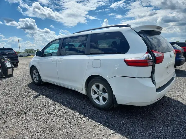 5TDKZ3DC6HS853256 2017 TOYOTA SIENNA - Image 2