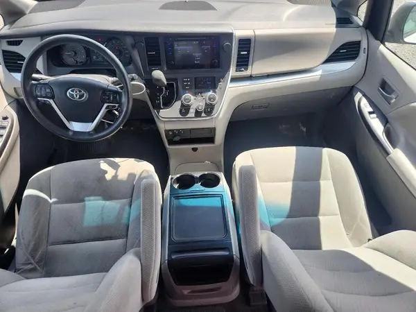 5TDKZ3DC6HS853256 2017 TOYOTA SIENNA - Image 8