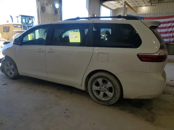 5TDKZ3DC6HS860045 2017 TOYOTA SIENNA - Image 2