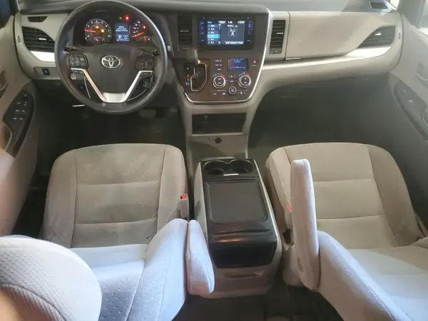5TDKZ3DC6HS860045 2017 TOYOTA SIENNA - Image 8