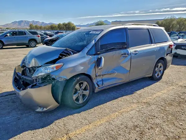 5TDKZ3DC6HS860594 2017 TOYOTA SIENNA - Image 1