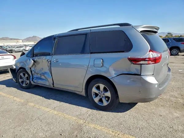5TDKZ3DC6HS860594 2017 TOYOTA SIENNA - Image 2