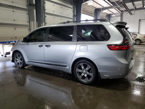 5TDKZ3DC6HS861650 2017 TOYOTA SIENNA - Image 2