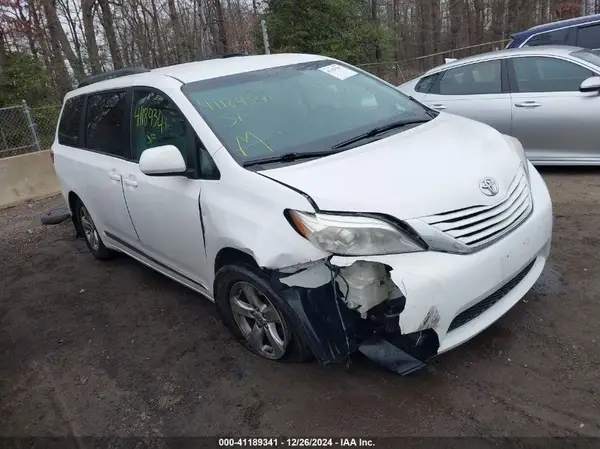 5TDKZ3DC6HS863138 2017 TOYOTA SIENNA - Image 1