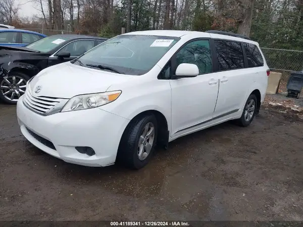 5TDKZ3DC6HS863138 2017 TOYOTA SIENNA - Image 2