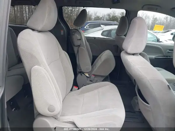 5TDKZ3DC6HS863138 2017 TOYOTA SIENNA - Image 8