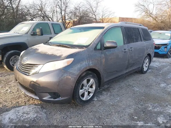 5TDKZ3DC6HS865827 2017 TOYOTA SIENNA - Image 2